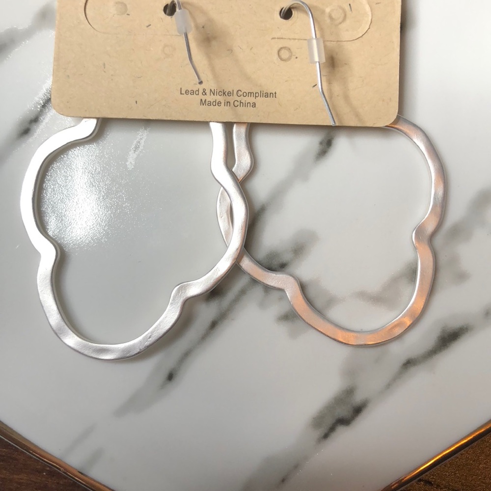 Boutique earrings - hammered silver tone metal - Picture 3 of 3